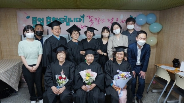 희망나눔인 1호 '강동야학'의 새로운 보금자리서 졸업식 개최
