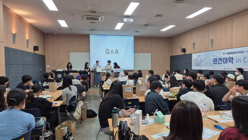 의류, 실내, 회의장, 회의이(가) 표시된 사진AI 생성 콘텐츠는 정확하지 않을 수 있습니다.