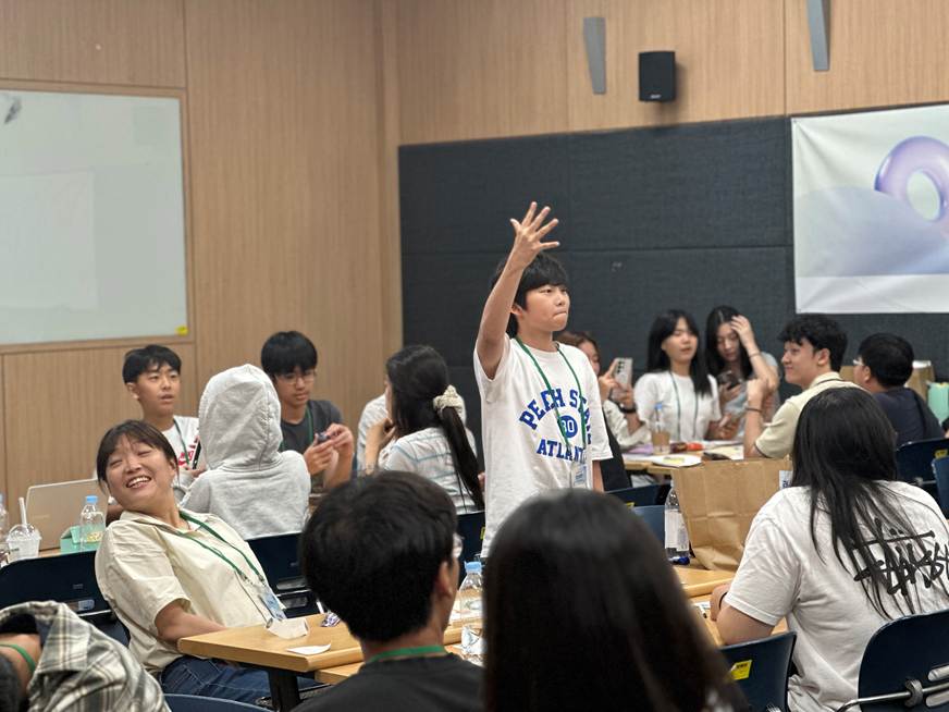 의류, 사람, 실내, 사람들이(가) 표시된 사진AI 생성 콘텐츠는 정확하지 않을 수 있습니다.